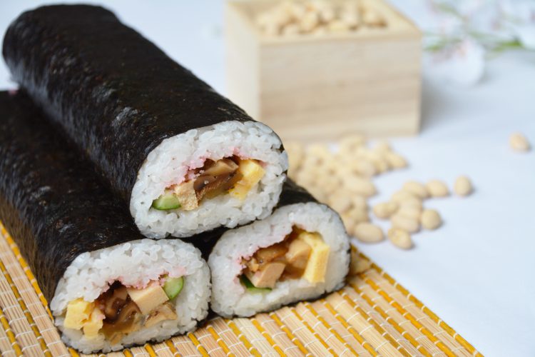 【節分の日】恵方巻き2025年はどの方角を向いて食べればいい?